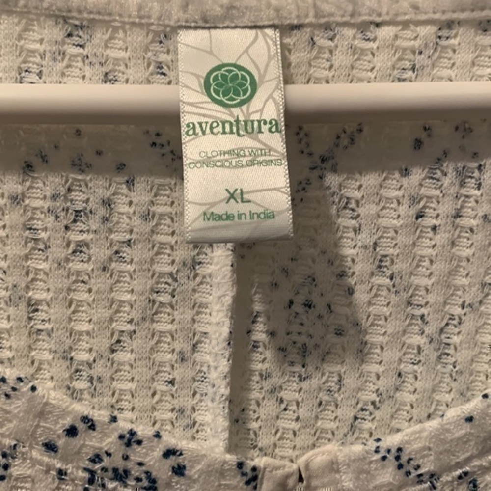 Aventura blouse hook & eye detail at top size XL - Picture 5 of 8